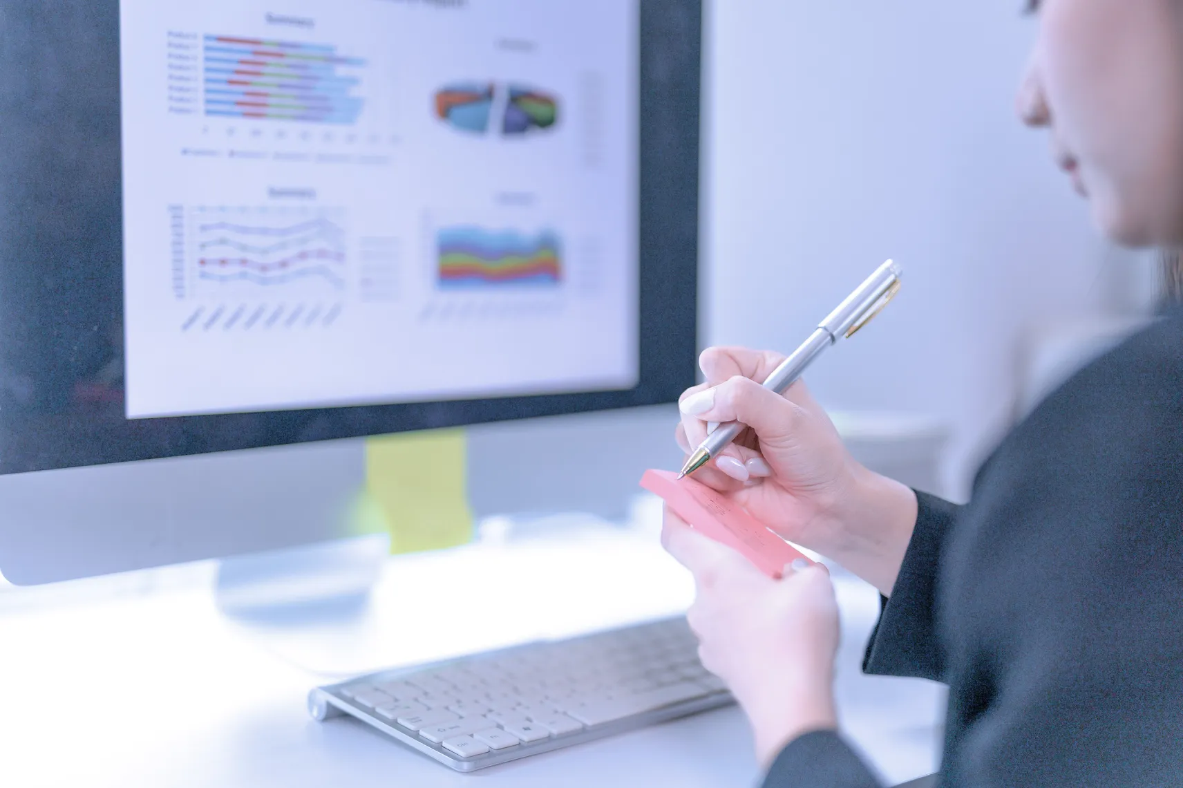 Colleague taking notes on a sticky notepad. 